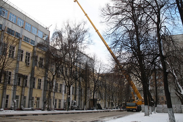 Разгрузка станков и оборудования краном. Стропальные работы.